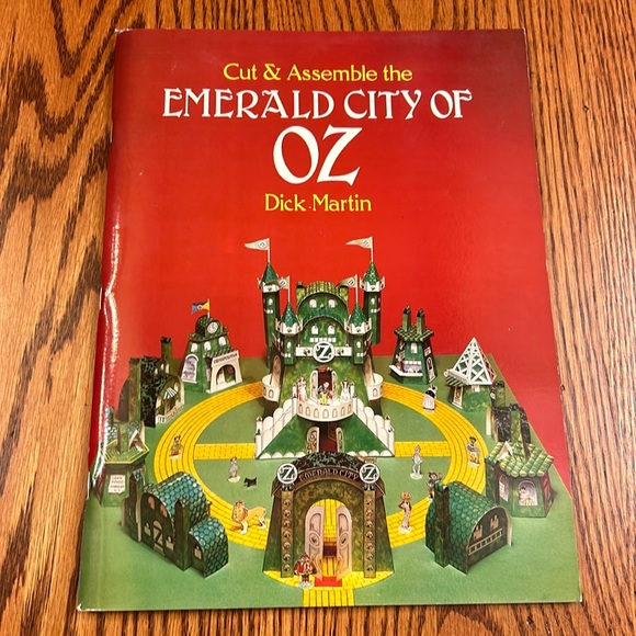 NWT 1980 Emerald City of OZ Cut & Assemble Paper Display Book - Picture 1 of 16